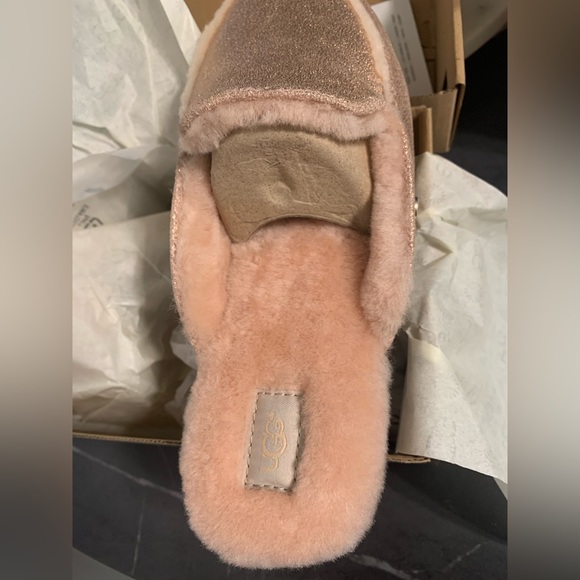 Women Ugg slippers Lane Metallic Rose Gold Size 7 & 8 US New With Box - Picture 5 of 11